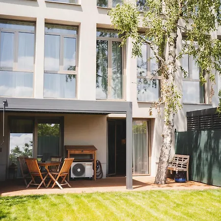 Pioneer House - App With Free Parking Place, Terrace And Private Garden Διαμέρισμα Μπρατισλάβα